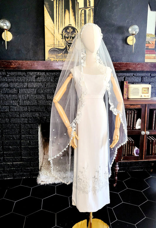 STYLE 1008 - Vintage 1960's "Anne Fogarty" Daisy Trim White Linen Shift Dress