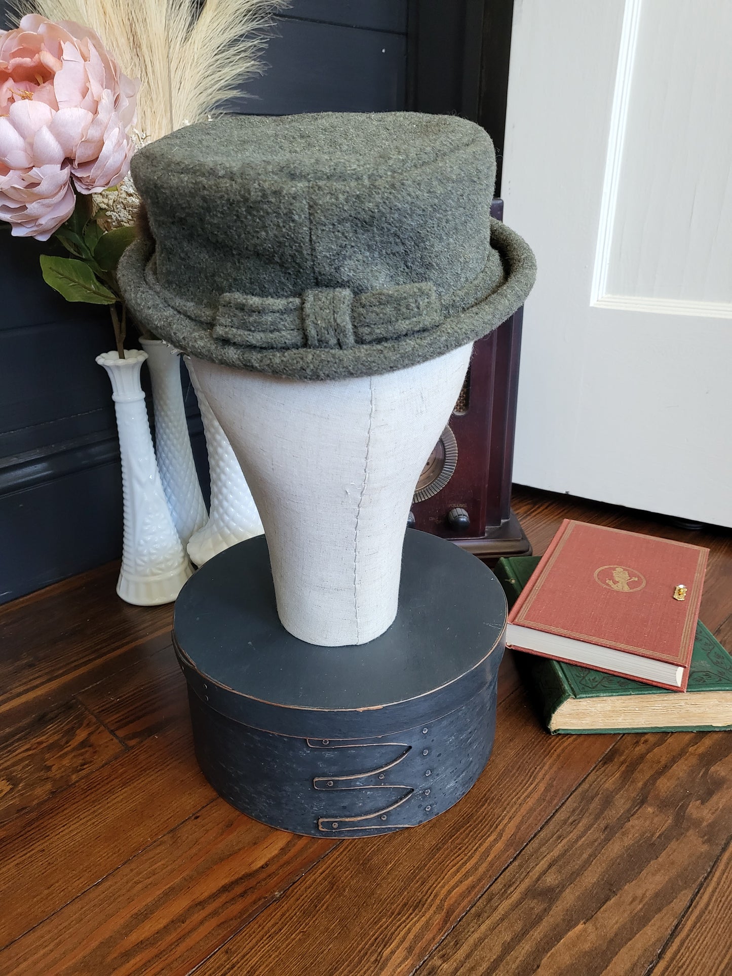 HAT39 - Vintage 1940's Wool Porkpie Hat with Mink Foot Adornment