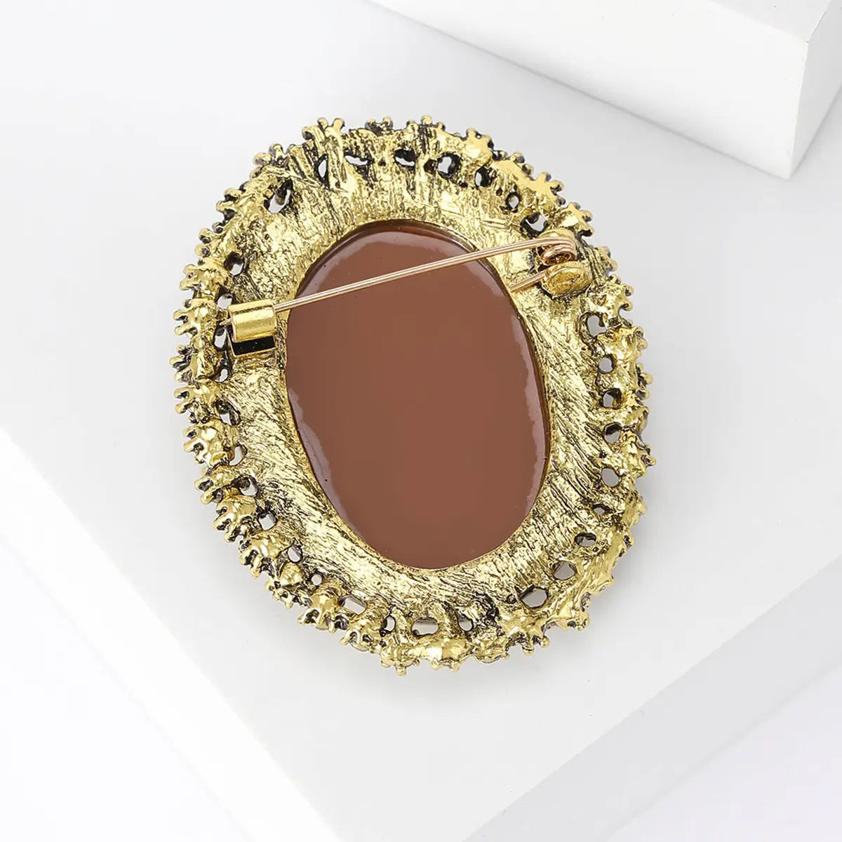 Retro Cameo Brooch