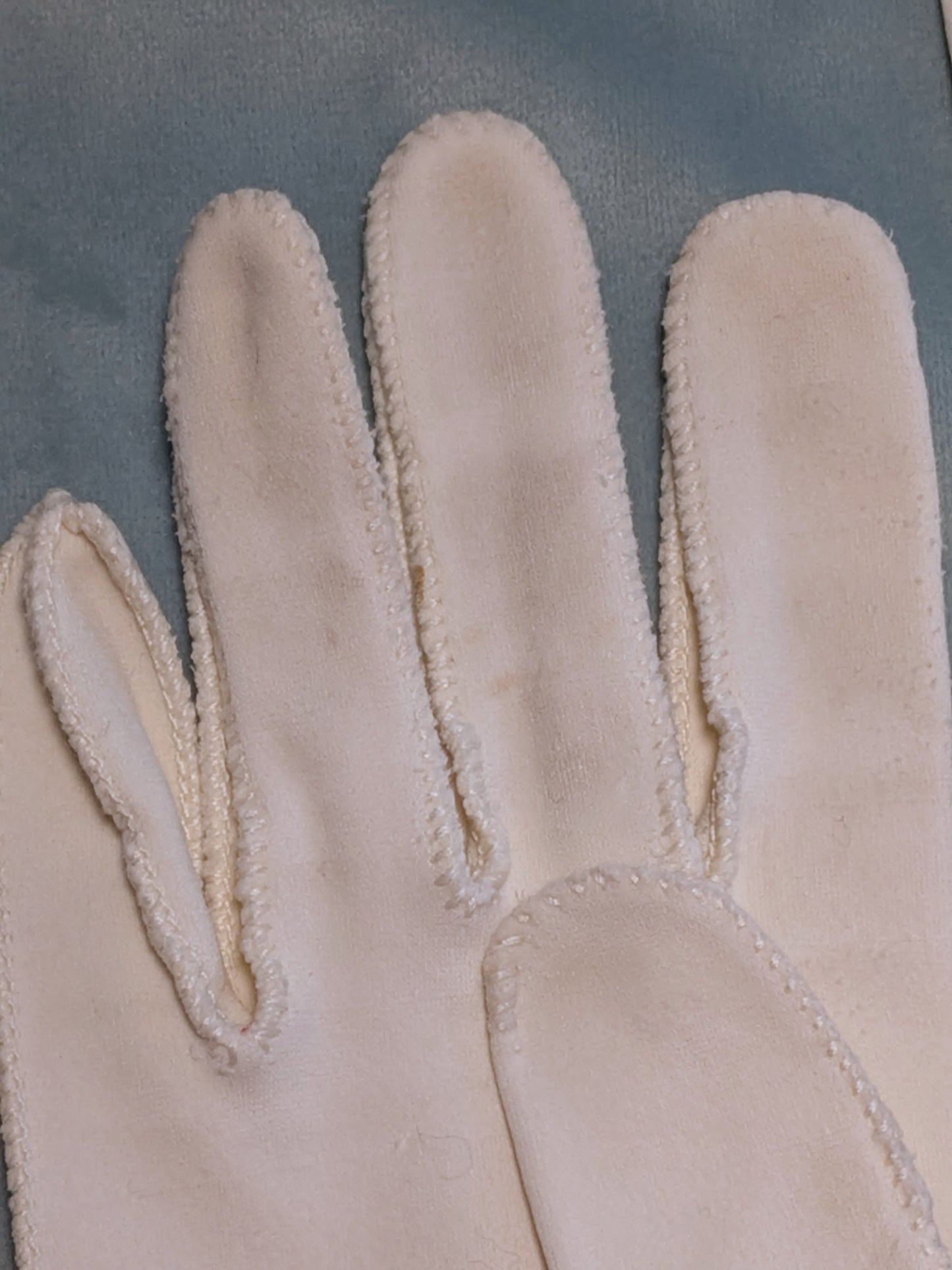 Vintage 1950s Ivory Gloves -Wrist Detail