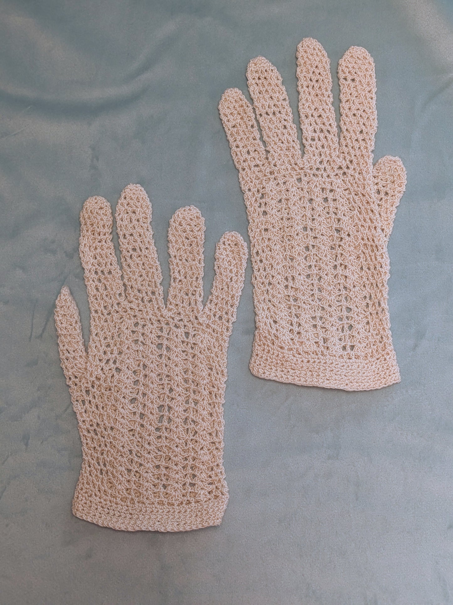 Vintage 1950s Beige Crocheted Gloves