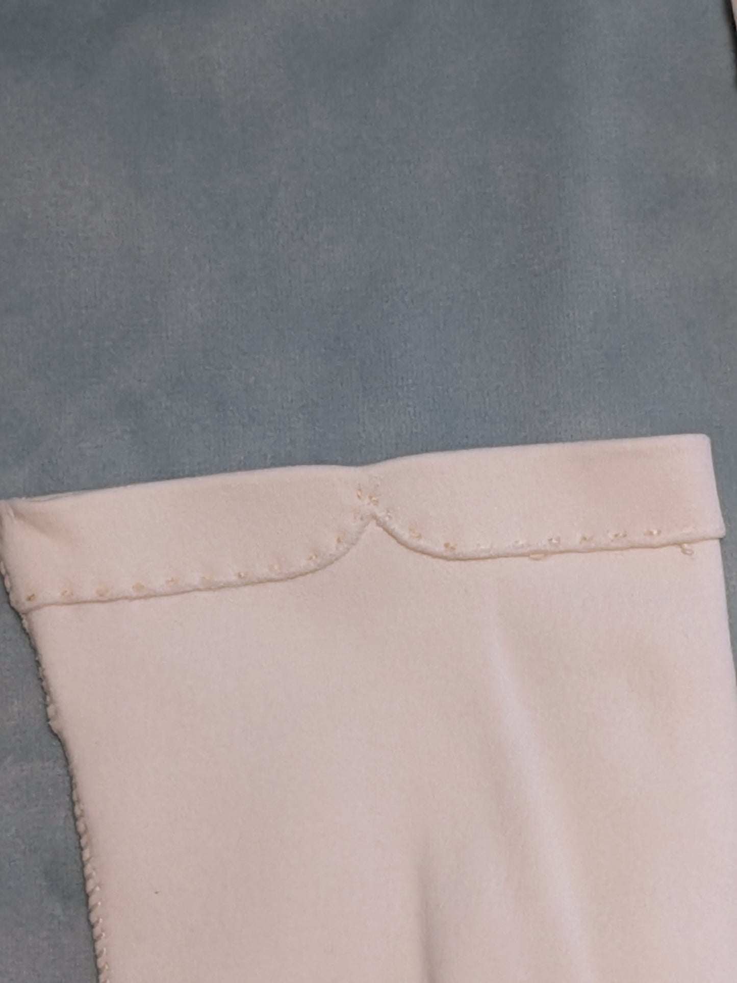 Vintage 1950s Ivory Gloves -Wrist Detail