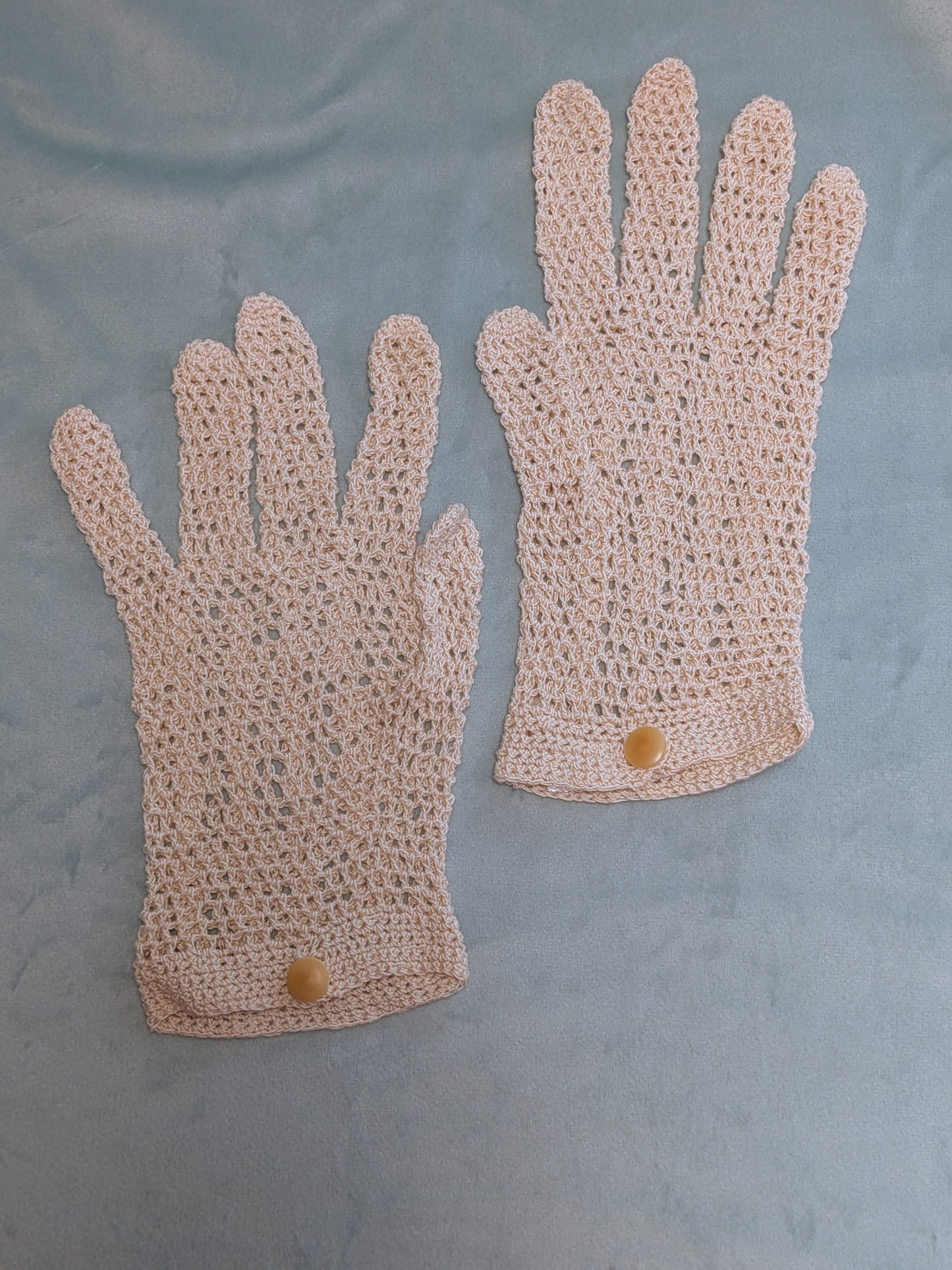 Vintage 1950s Beige Crocheted Gloves
