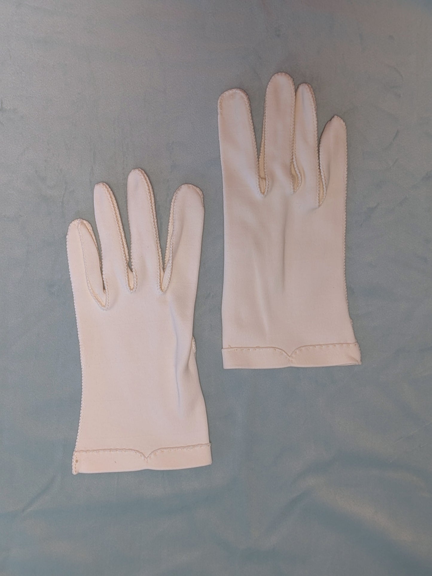 Vintage 1950s Ivory Gloves -Wrist Detail